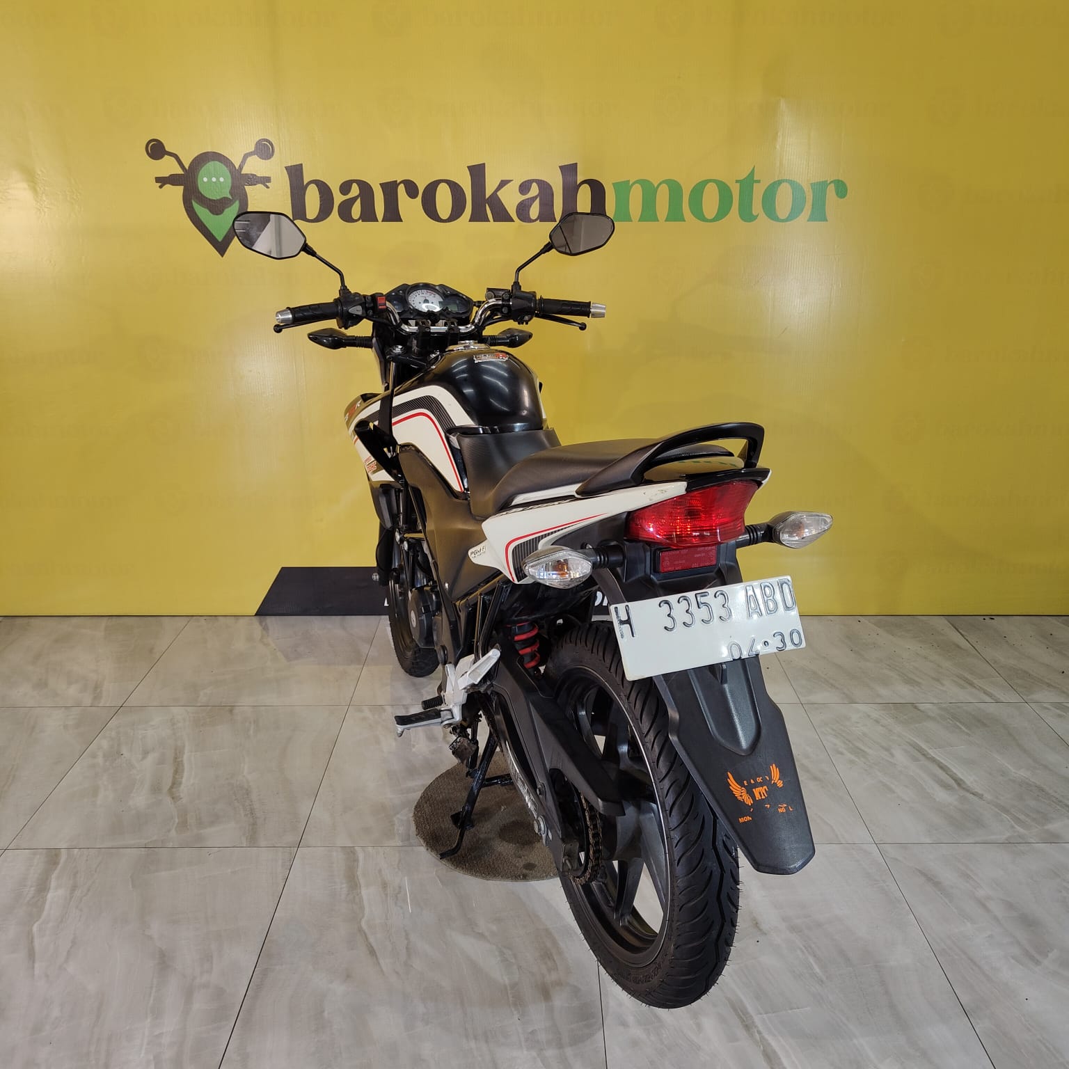 CB150R-H3353ABD-foto_belakang.jpeg