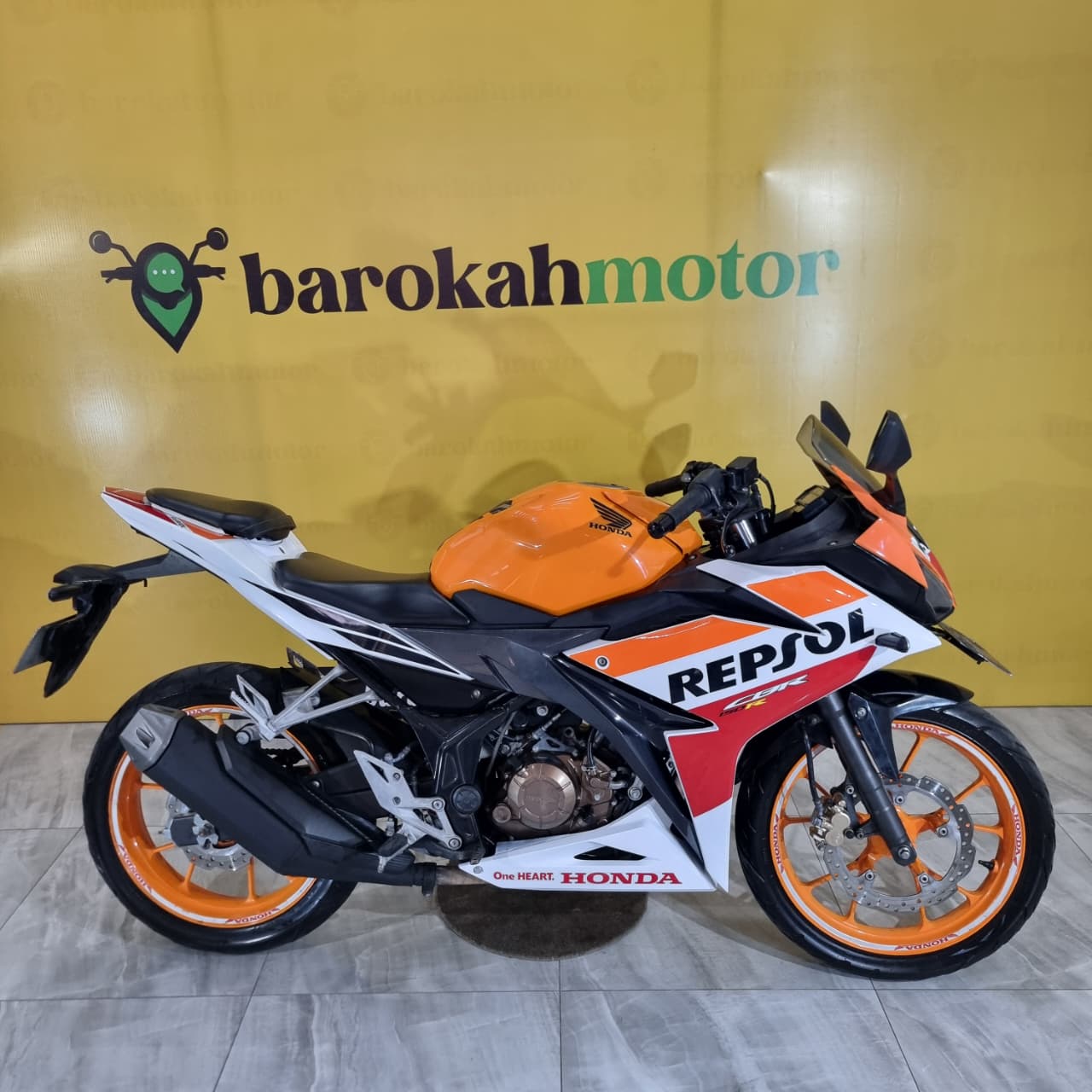 CBR150R-H5753BNE-foto_kanan.jpeg