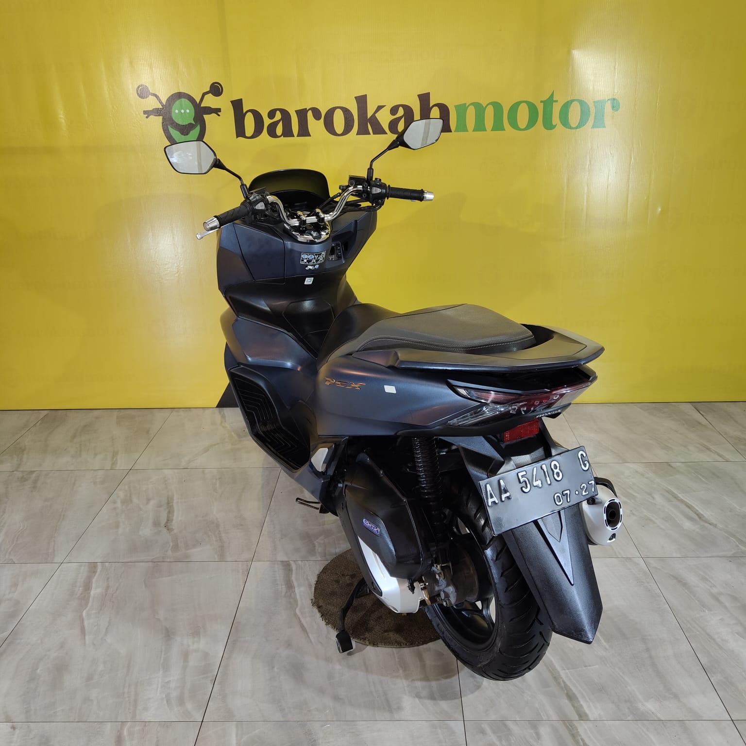 NEWPCX160ABS-AA5418G-foto_belakang.jpeg